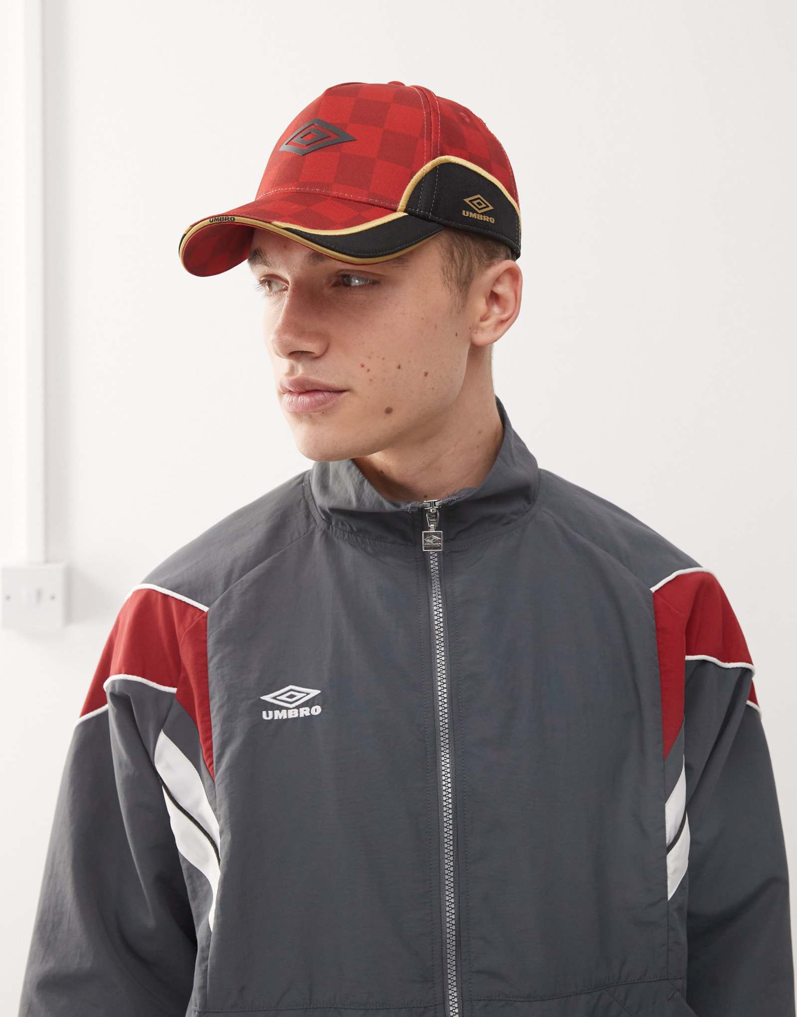 Колпачок с логотипом Umbro, отделанный панелями красного и черного цветов