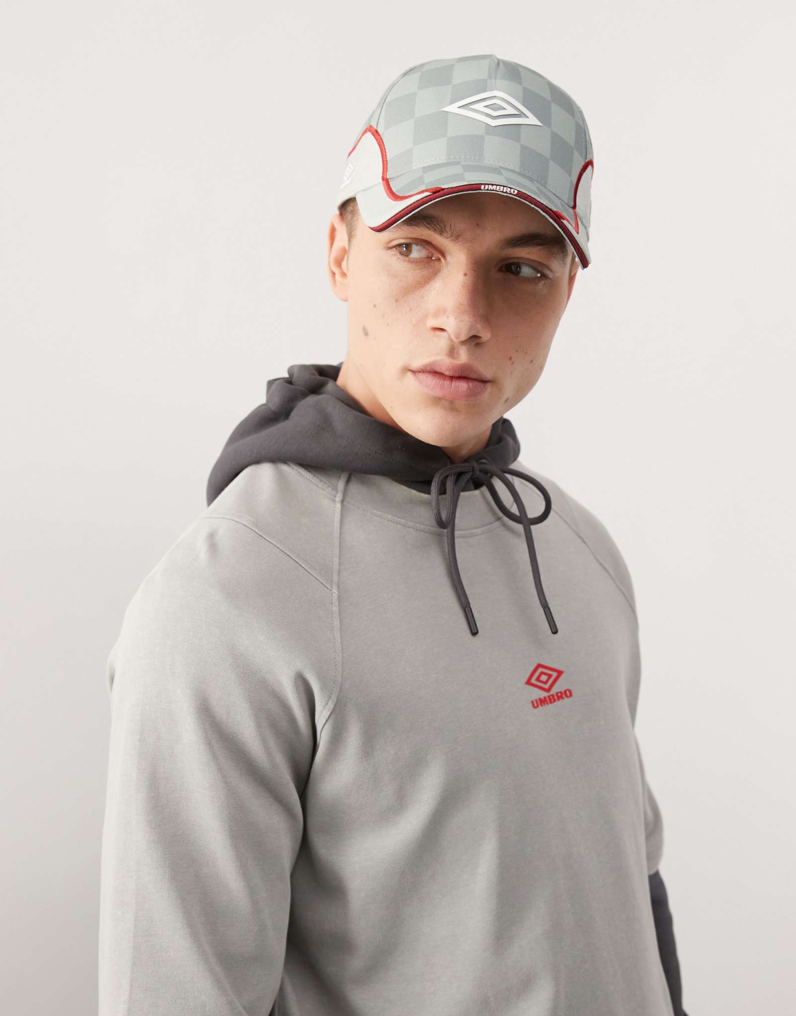 Колпачок с логотипом Umbro, отделанный панелями серебристого и красного цветов