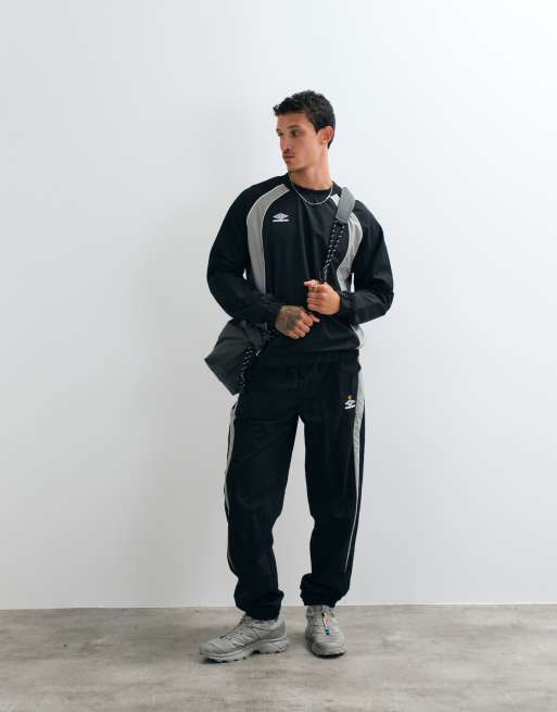 Umbro Paneled Sweatshirt in black, 3 of 5