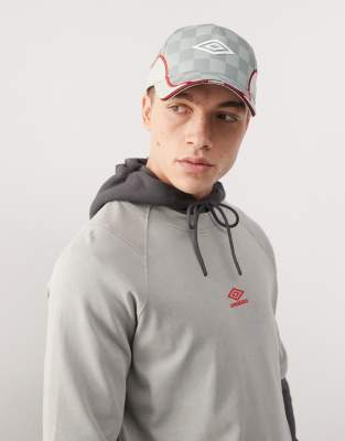 Umbro Umbro panelled logo cap in silver and red