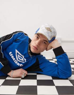 Umbro Umbro panelled logo cap in white and gold