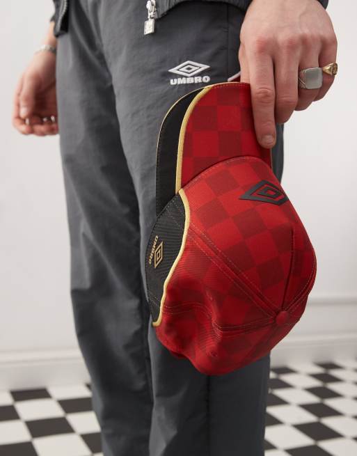 Umbro - Rød og sort kasket med panelsyninger og logo, 2 af 3