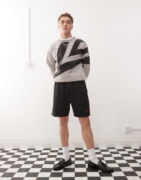 Umbro – Shorts in Schwarz mit Netzstoff-Einsätzen - view 1