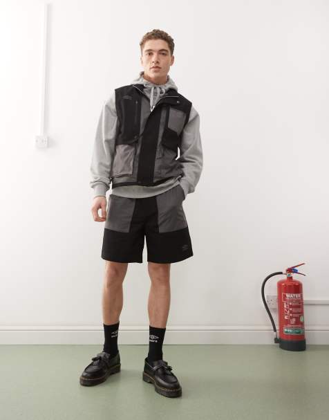 Umbro – Shorts in Schwarz und Grau mit Gürtel - view 1