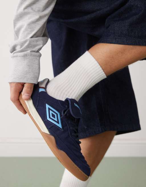 Umbro Speciali suede sneakers in navy, 3 of 5