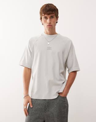 Umbro - T-shirt coupe carrée à col montant - Gris et bleu