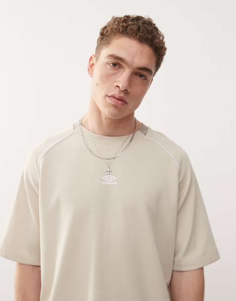 Umbro – T-Shirt in Beige mit Netzstoff-Einsätzen - view 1