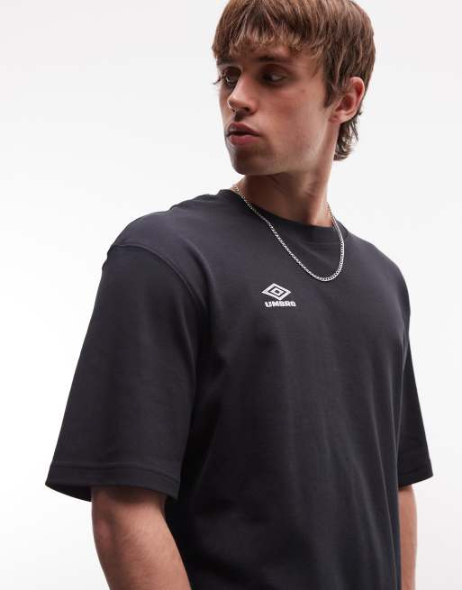 Umbro - T-shirt met grafische print op de borst in zwart, 2 van 5