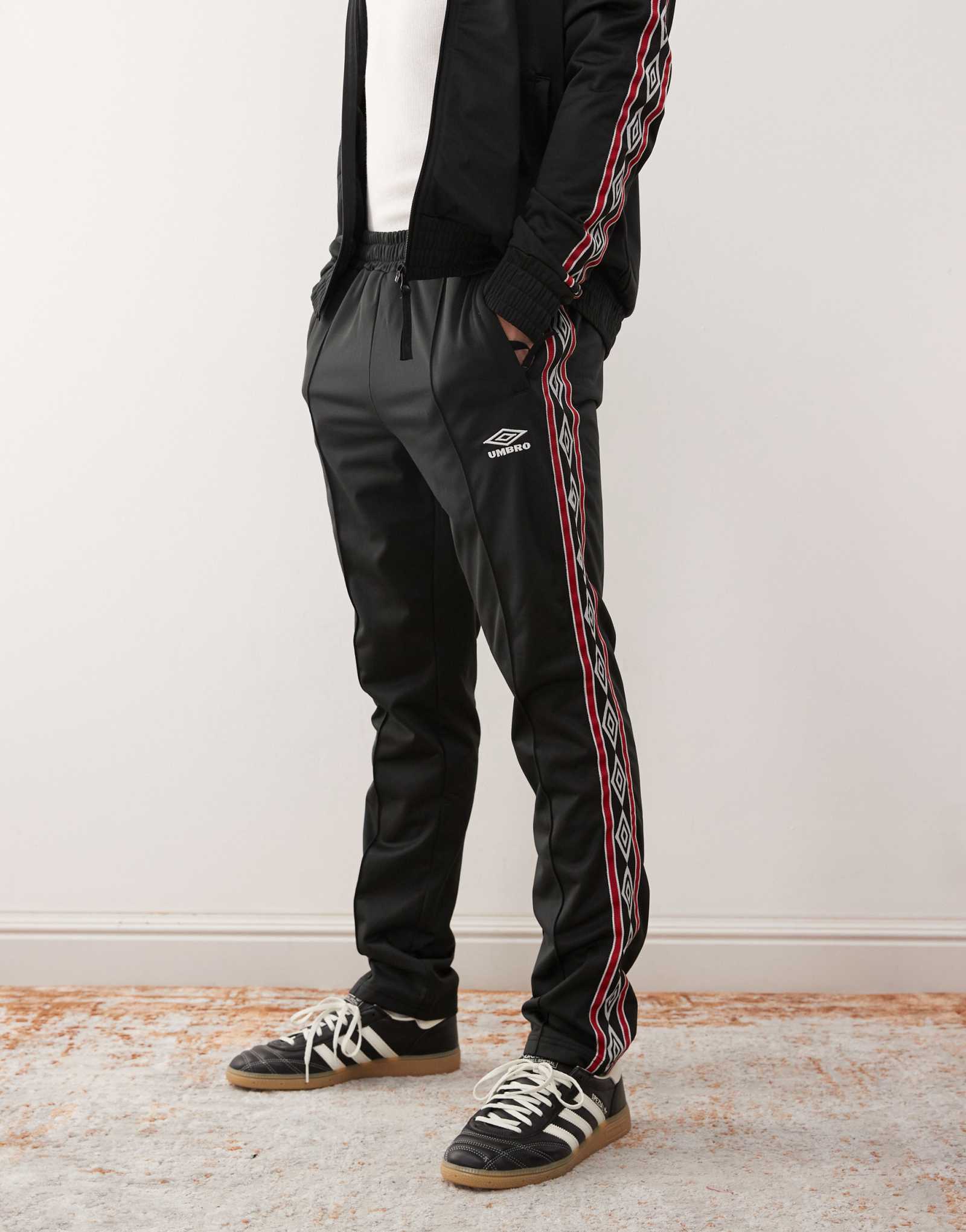 Спортивные брюки Umbro с заклеенной лентой черного цвета