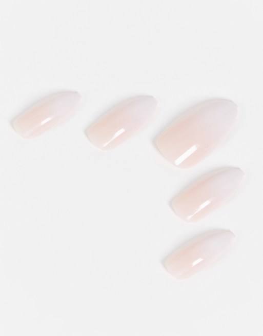 Uñas postizas puntiagudas con manicura francesa degradada de acrílico No. 01 de Elegant Touch, 2 de 4