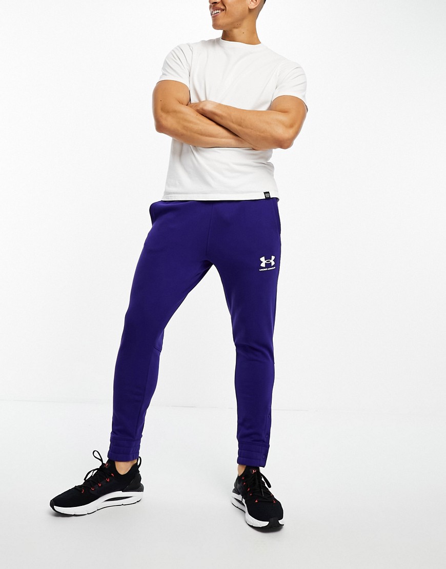 Under Armour Accelerate jogger in dark blue