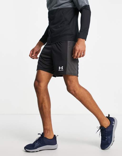 Under Armour – Challenger – Czarne szorty z paskiem po bokach