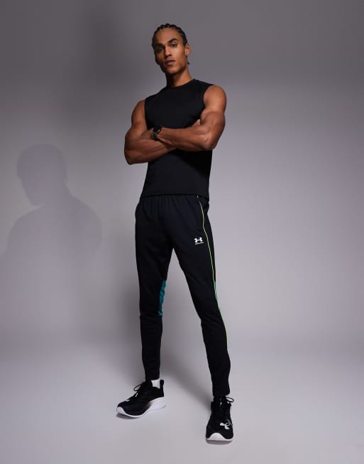 Under Armour Challenger training bottoms in black, 2 of 5