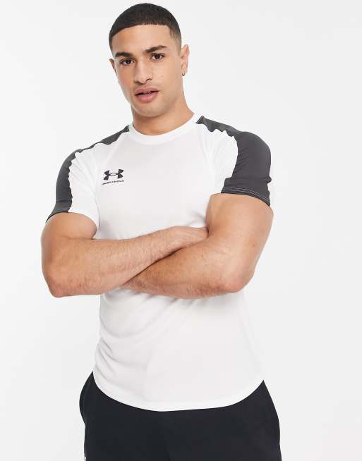 Under Armour Football Challenger T shirt bianca con dettagli laterali