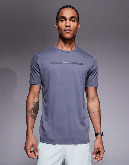 Under Armour – Kurzärmliges T-Shirt in Castlerock-Grau mit Rückenprint, 3 von 5
