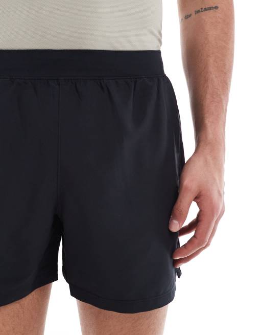 Under Armour – Launch – Czarne szorty o długości 5 cali , 3 z 5