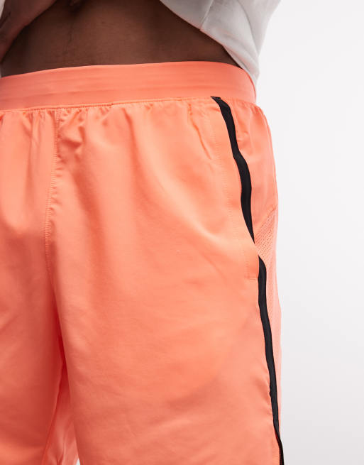 Under Armour – Launch – Orange shorts på 7 tum, 4 av 5