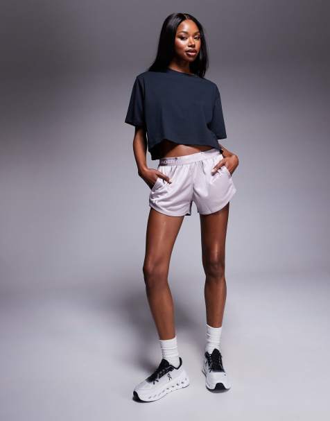 Under Armour – Play Up – Funktionale Shorts in glänzendem Grau - view 1