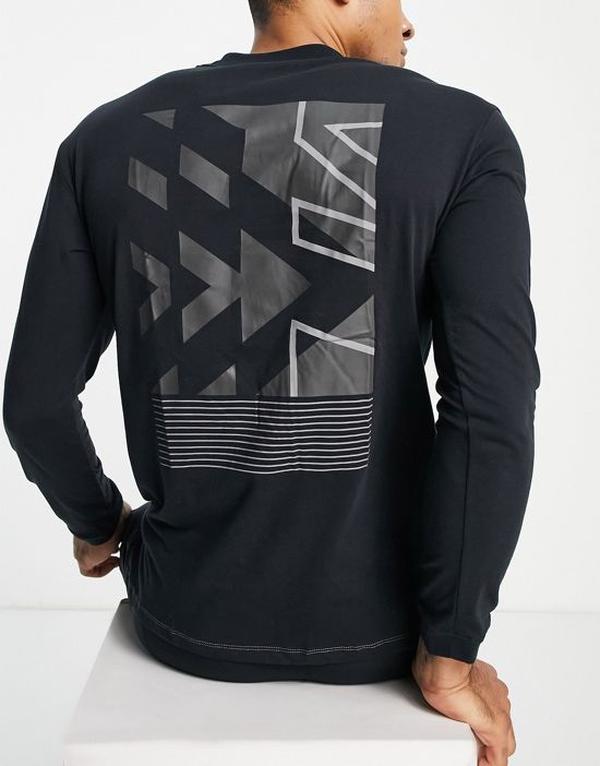 https://images.asos-media.com/products/under-armour-run-anywhere-long-sleeve-top-in-black/200605851-1-black?$n_550w$&wid=550&fit=constrain