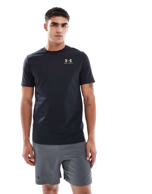 Under Armour - Sportstyle - Sort T-shirt med logo på venstre side af brystet  