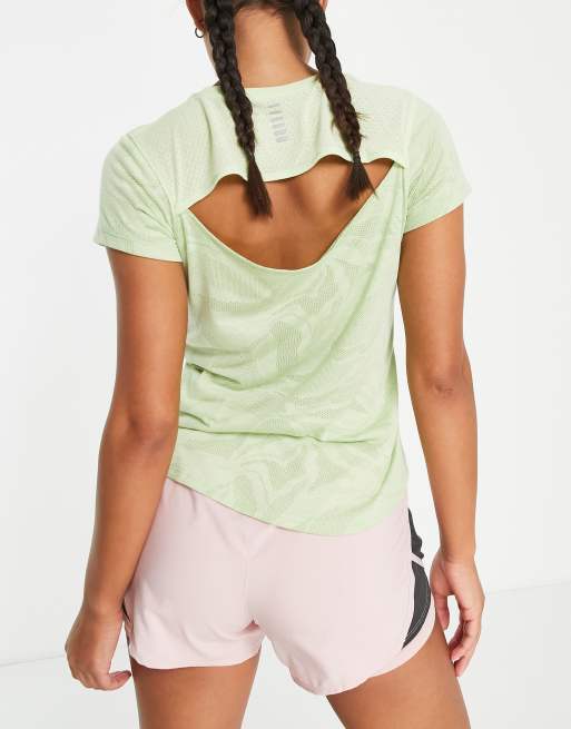 Under Armour – Streaker – Lauf-T-Shirt mit Detail hinten in Grün