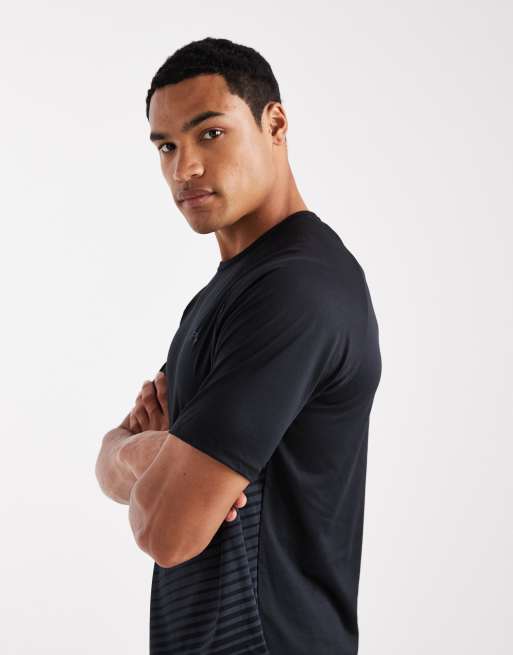 Under Armour – Svart och grå t-shirt i funktionsmaterial med blekt design  , 3 av 5