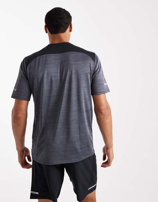 Under Armour – Svart och rosa t-shirt i cargo- och funktionsmodell  , 3 av 5