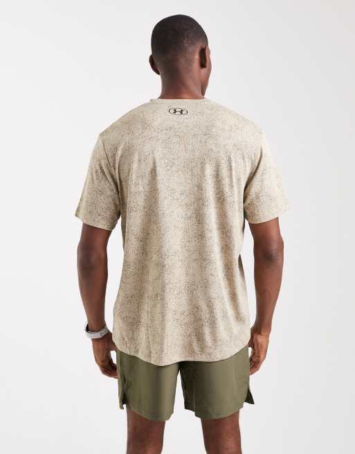 Under Armour – Tech – T-shirt w pikselowy wzór w kolorze khaki, 3 z 5