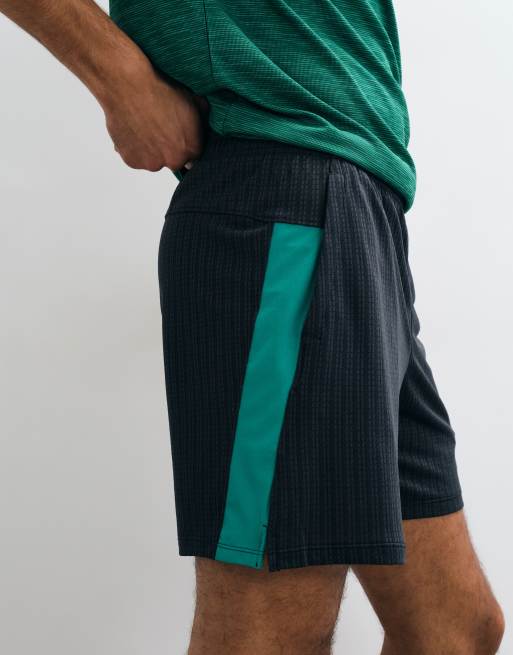 Under Armour Tech Vent 7in Jacquard Shorts in Ultimate black and green, 5 of 5