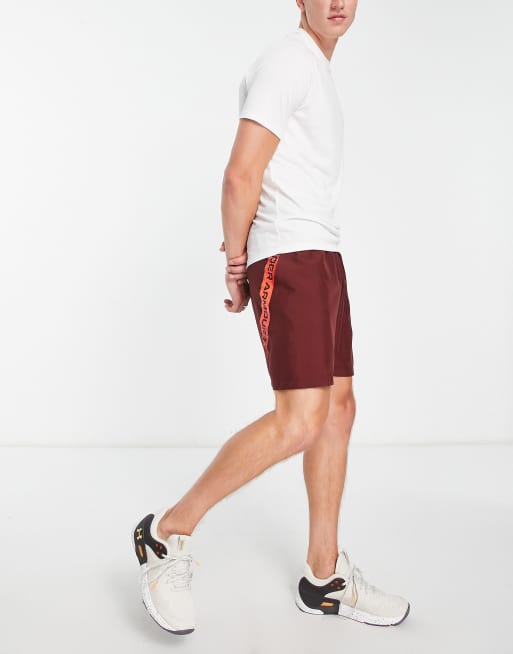 Under Armour Training – Bordowe szorty z tkaniny z grafiką z boku, 3 z 4