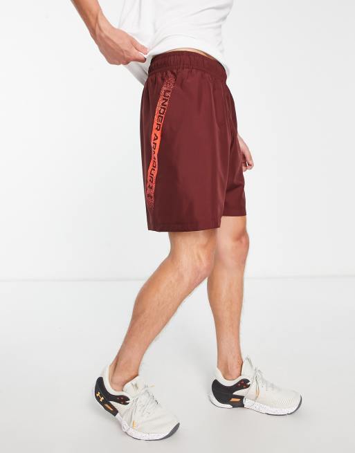 Under Armour Training – Bordowe szorty z tkaniny z grafiką z boku, 4 z 4