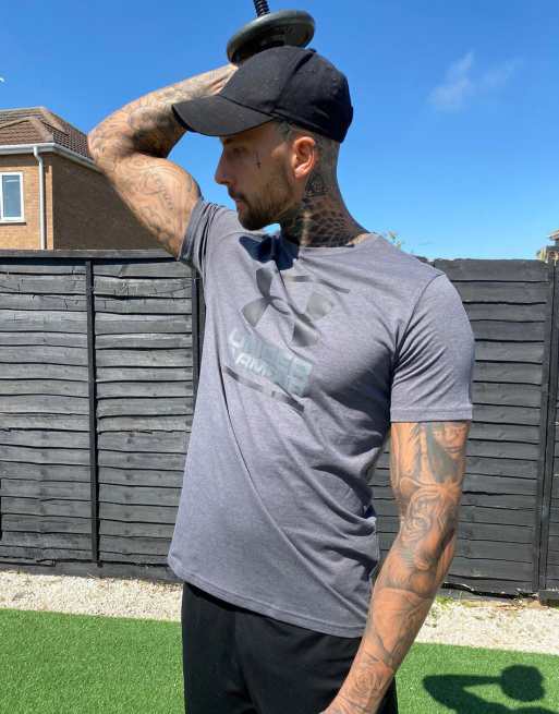 Under Armour - Training Foundation - T-shirt con logo grande sul petto, colore grigio