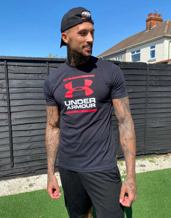 https://images.asos-media.com/products/under-armour-training-foundation-t-shirt-with-large-chest-logo-in-black/202234034-1-black?$n_550w$&wid=550&fit=constrain
