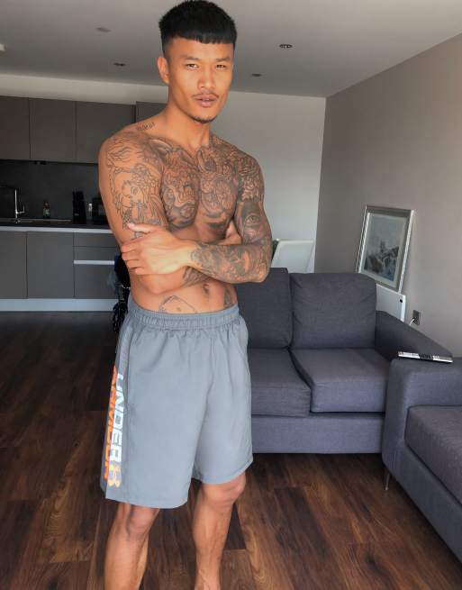 Under Armour – Training – Gewebte Shorts mit ausgeschriebenem Logo in Grau