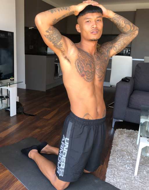 Under Armour – Training – Gewebte Shorts mit ausgeschriebenem Logo in Schwarz