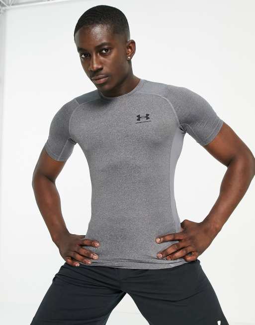 Under Armour - T-shirt de sport avec logo ton sur ton - Gris foncé