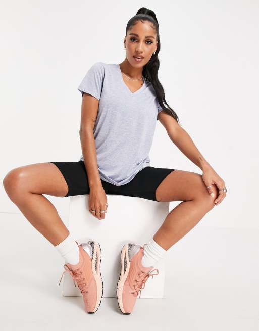 Under Armour – Training Tech Twist – T-shirt z dekoltem w kształcie litery V w odcieniu spranego błękitu