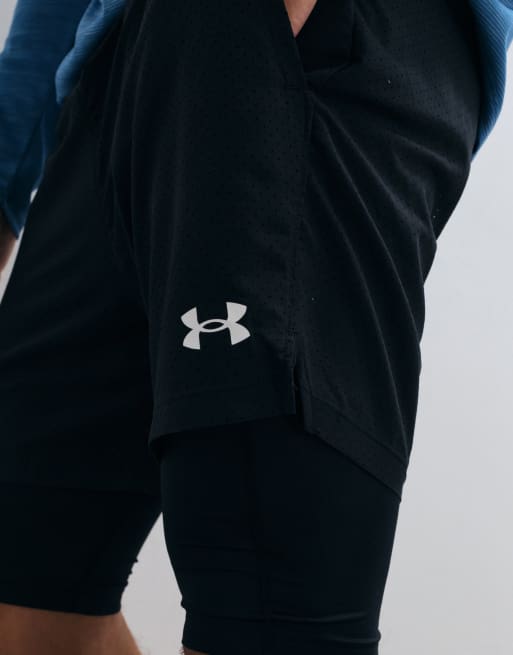 Under Armour Vanish shorts 2 in 1 in tessuto nero e bianco, 4 di 5
