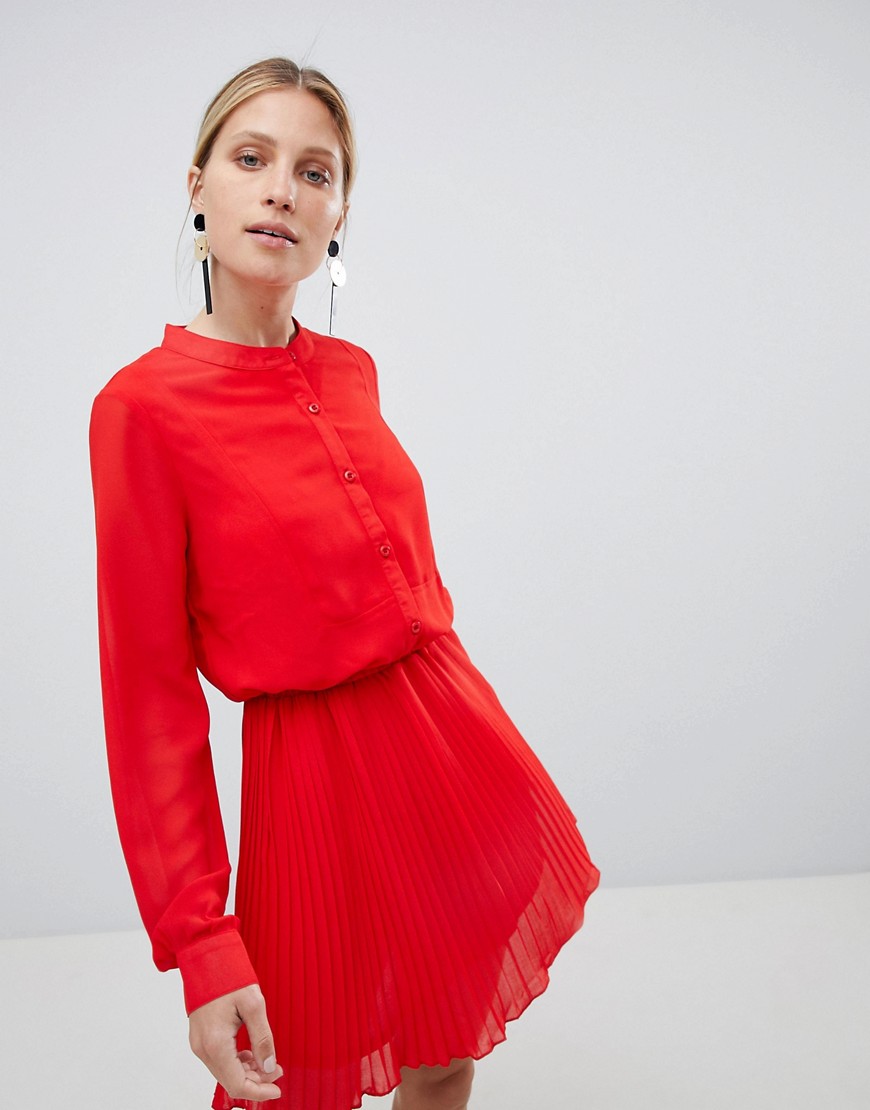 Unique 21 – Röd, plisserad klänning