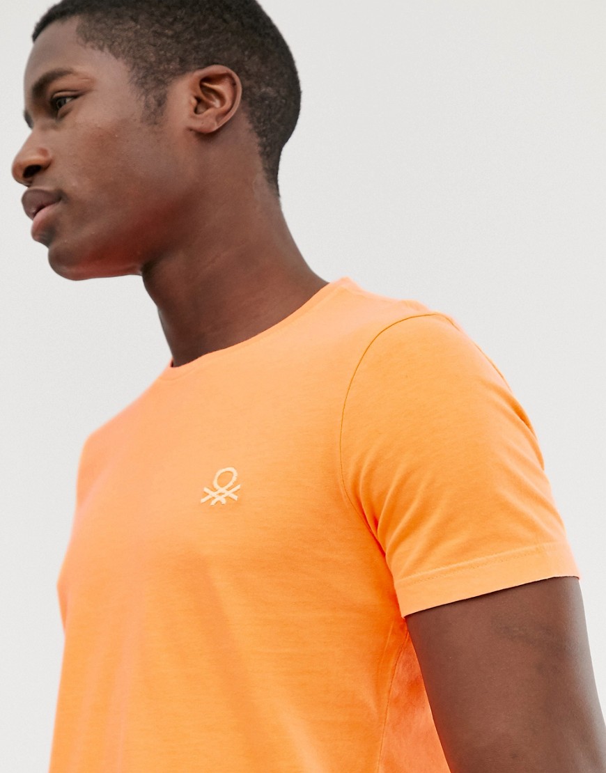 United Colors Of Benetton – T-shirt med rund halsringning och påsydd logga-Orange