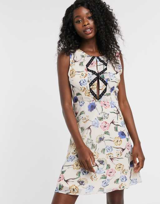 Urban Bliss - Adeline - Robe à fleurs avec détail clouté sur le devant