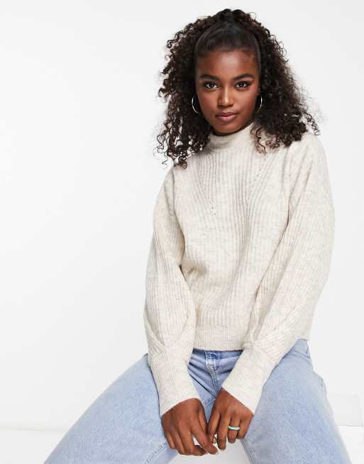 Urban Bliss – Beżowy sweter z balonowymi rękawami