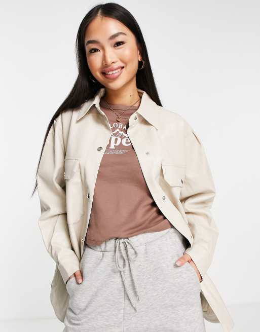 Urban Bliss – Hemdjacke aus Kunstleder in Cremeweiß