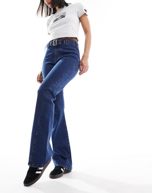 Urban Bliss - Jean bootcut à taille basse avec boucle - Bleu moyen délavé