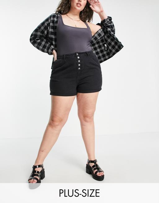 Urban Bliss Plus - Short met zichtbare knopen aan de voorkant in zwart