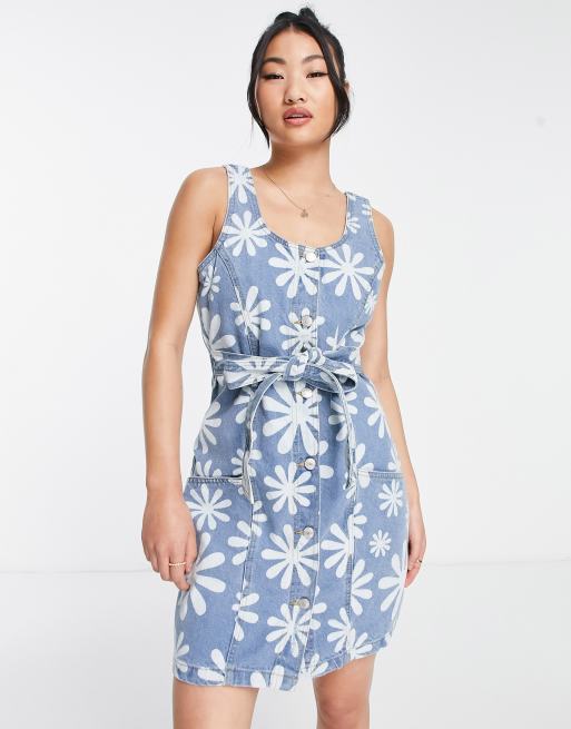 Urban Bliss - Robe en jean à imprimé marguerites nouée à la taille