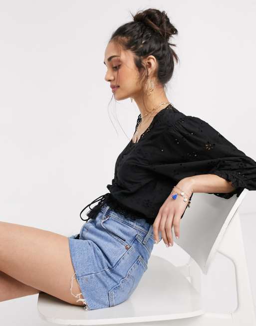 Urban Bliss - Rynket top med bindebånd foran og broderi i sort