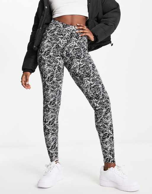 Urban Classics – Czarno-białe legginsy we wzór