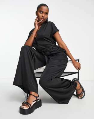 Urban Classics - Satin-Jumpsuit in Schwarz mit weitem Bein und Gürtel