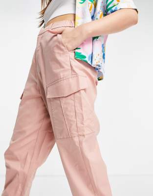 Urban Revivo - Baggy utility-broek in roze | ASOS